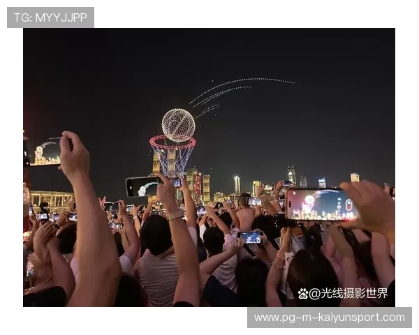 球迷用灯光秀为球队助威成为赛场亮点